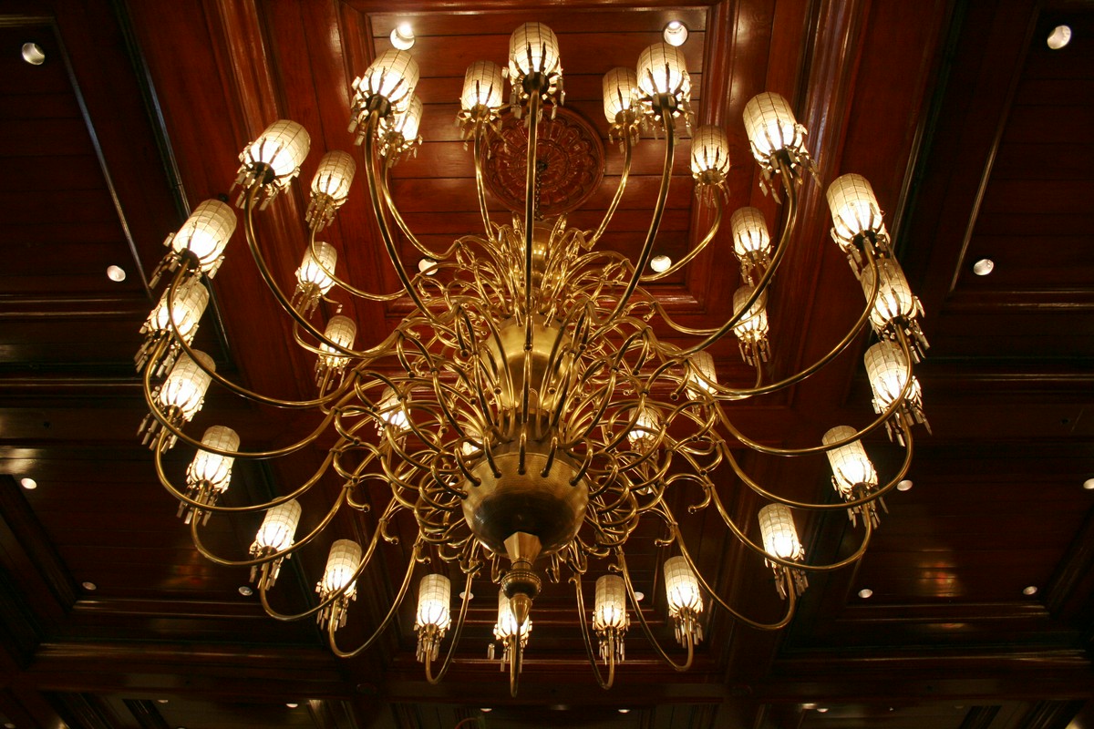 Personalizacja żyrandoli klasycznych mosiężnych – od projektu do realizacji